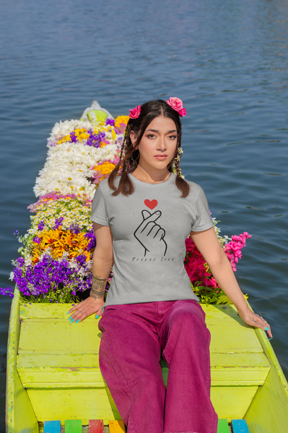 Woman wearing a melange grey t-shirt with a design on a boat decorated with flowers
