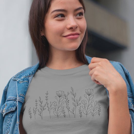 Women’s wild flower curved t-shirt with floral pattern, casual short sleeve graphic tee